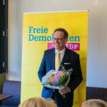 Konrad Stockmeier mit Blumenstrauß nach seiner Nominierung als Bundestagskandidat für den WK Mannheim
